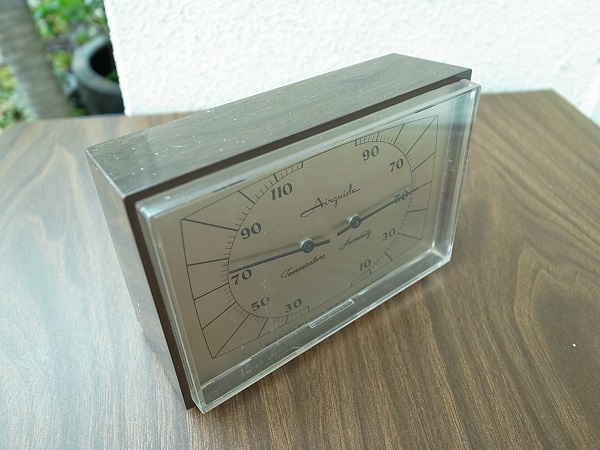 VINTAGE TEMPERATURE & HUMIDITY CLOCK